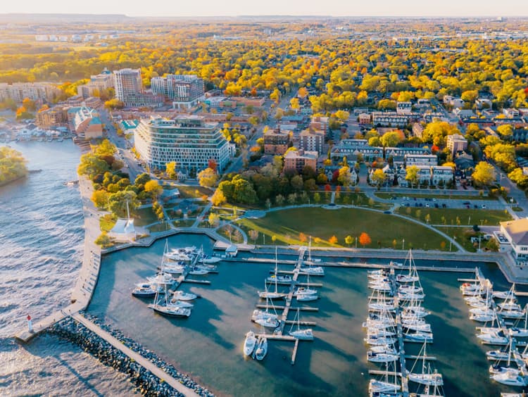 Oakville homes & neighbourhoods